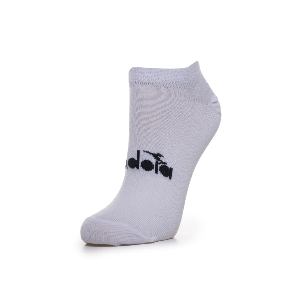 Meia esportiva Diadora branca com detalhes do tecido e logotipo